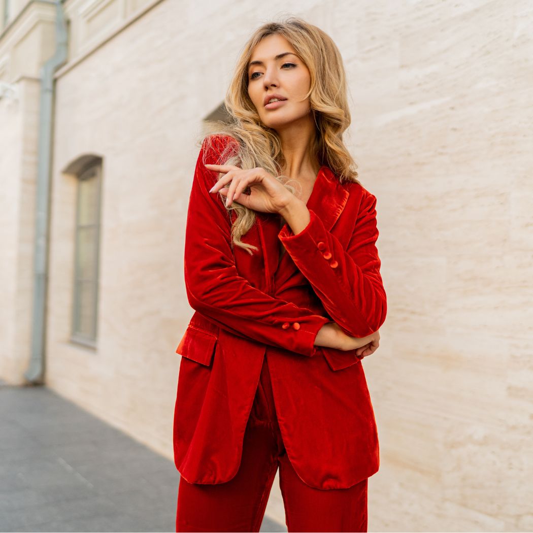 Eleganckie komplety damskie na wesele, w których zabłyśniesz. Zobacz 6 oryginalnych stylizacji